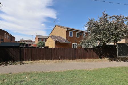 3 bedroom Semi-detached house for sale in Laxton Close, Luton