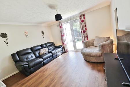 3 bedroom Semi-detached house for sale in Laxton Close, Luton