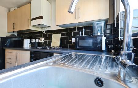 3 bedroom Semi-detached house for sale in Laxton Close, Luton