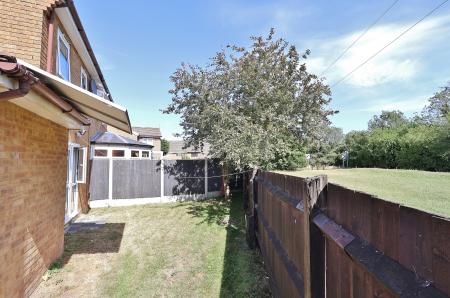 3 bedroom Semi-detached house for sale in Laxton Close, Luton