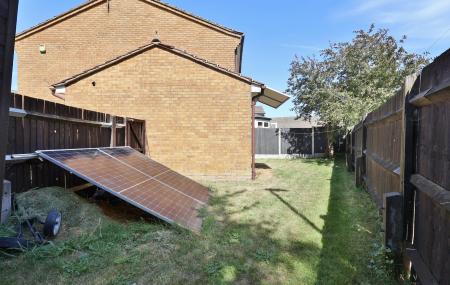 3 bedroom Semi-detached house for sale in Laxton Close, Luton
