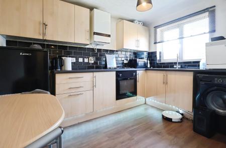 3 bedroom Semi-detached house for sale in Laxton Close, Luton