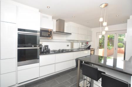 5 bedroom Detached house to let in Pirton Road, Hitchin, SG5