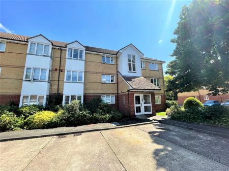 2 bedroom Flat to let in Chestnut Court, Hitchin, SG5