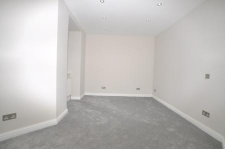 2 bedroom Flat to let in Paynes Park, Hitchin, SG5
