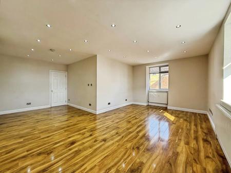 2 bedroom Flat to let in Paynes Park, Hitchin, SG5