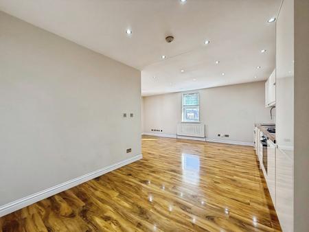 2 bedroom Flat to let in Paynes Park, Hitchin, SG5
