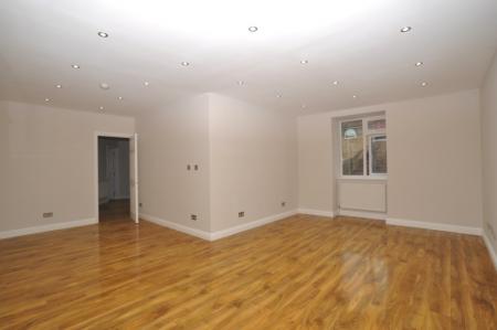 2 bedroom Flat to let in Paynes Park, Hitchin, SG5