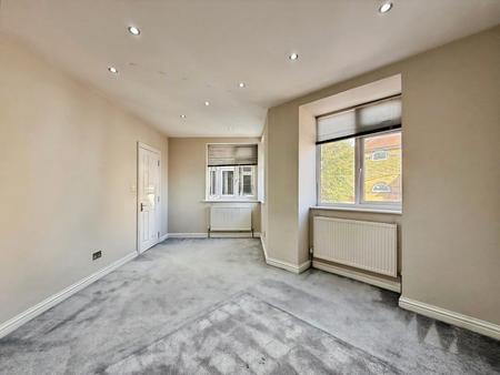 2 bedroom Flat to let in Paynes Park, Hitchin, SG5