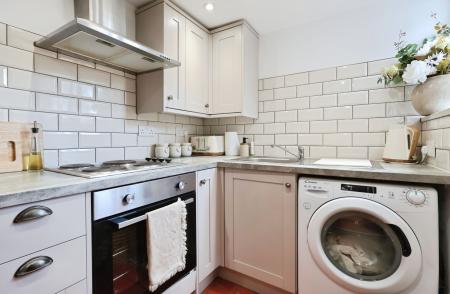 2 bedroom Terraced House for sale in Red Lion Cottages, Kings Walden Road, Offley