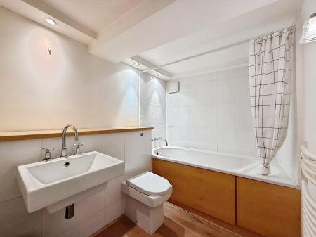 3 bedroom Character Property to let in Market Place, Hitchin, SG5