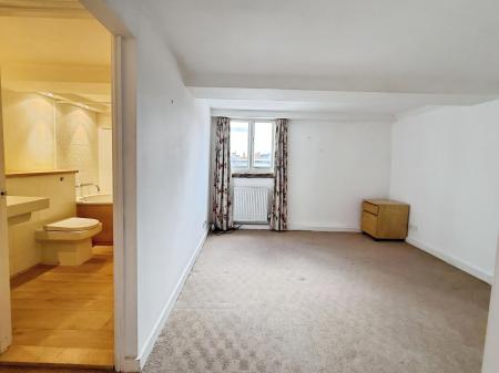 3 bedroom Character Property to let in Market Place, Hitchin, SG5