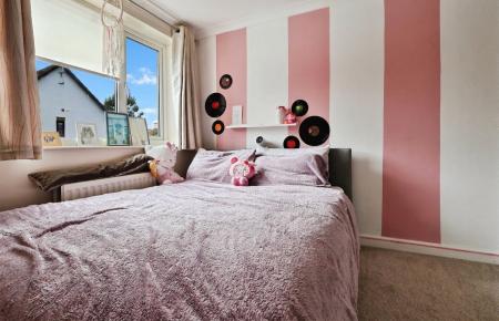 3 bedroom Semi-detached house for sale in The Paddock, Hitchin