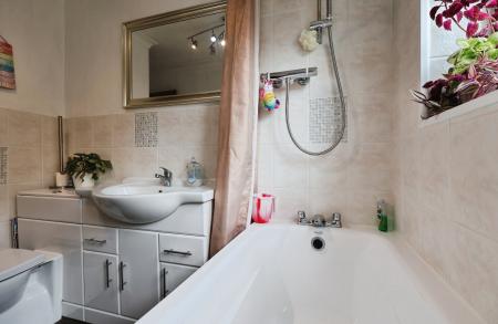 3 bedroom Semi-detached house for sale in The Paddock, Hitchin