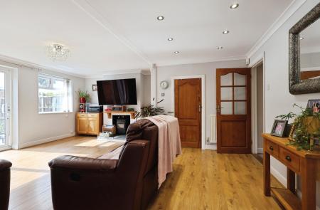 3 bedroom Semi-detached house for sale in The Paddock, Hitchin