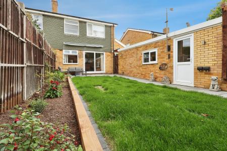 3 bedroom Semi-detached house for sale in The Paddock, Hitchin