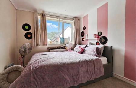 3 bedroom Semi-detached house for sale in The Paddock, Hitchin