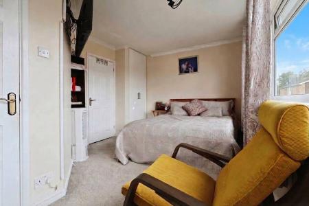 3 bedroom Semi-detached house for sale in The Paddock, Hitchin