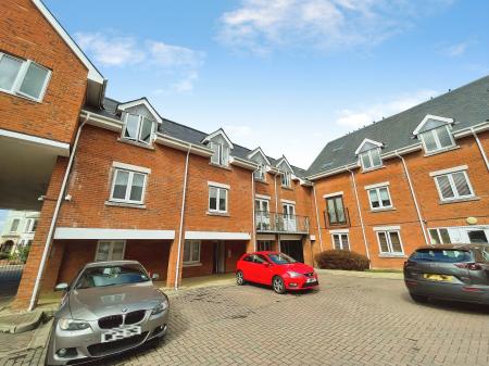 2 bedroom Flat to let in Sanders Place, Hitchin, SG4