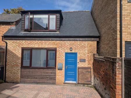 2 bedroom Mews house to let in Nightingale Road, Hitchin, SG5