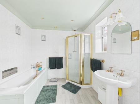 3 bedroom Detached house for sale in Cranborne Avenue, Hitchin