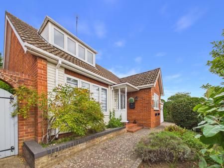 3 bedroom Detached house for sale in Cranborne Avenue, Hitchin