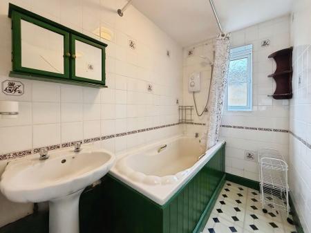 2 bedroom Flat to let in Shepherds Mead, Hitchin, SG5