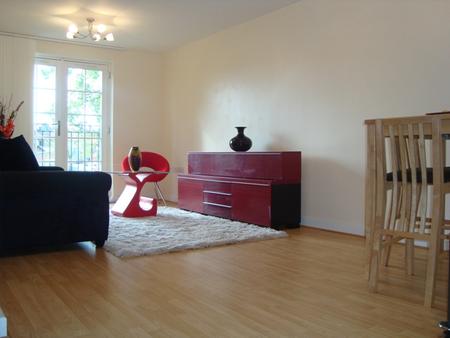 2 bedroom Flat to let in Peppermint Road, Hitchin, SG5