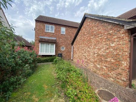 4 bedroom Link detached house to let in Barn Close, Hartford, PE29