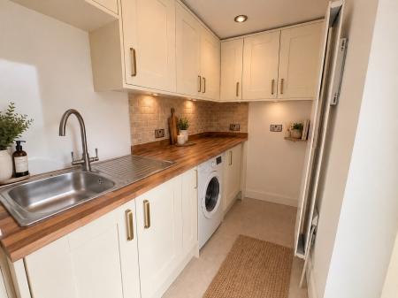 4 bedroom Detached house to let in Thrapston Road, Ellington, PE28