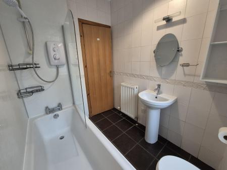 2 bedroom Flat to let in Hill street, Crown, Inverness, IV2