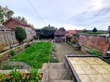 3 bedroom Semi-detached house for sale in Chatsworth Crescent, Ipswich, IP2