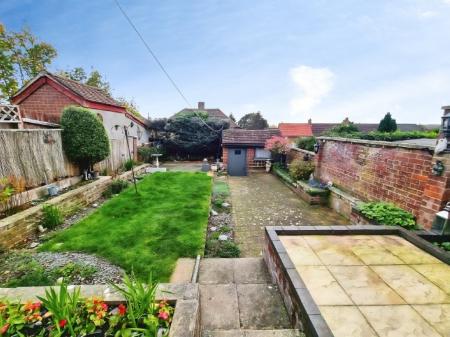 3 bedroom Semi-detached house for sale in Chatsworth Crescent, Ipswich, IP2