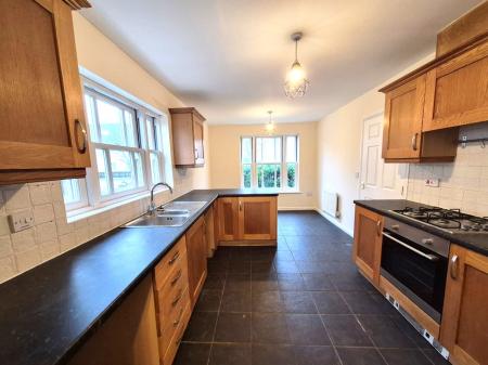 6 bedroom Town house to let in Ravenswood Avenue, Ravenswood, Ipswich, IP3