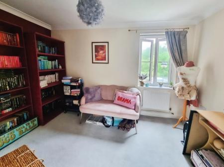 2 bedroom Flat for sale in Worsdell Close, Ipswich, IP2