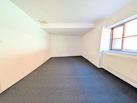 4 bedroom Maisonette to let in Market Hill, Rothwell, NN14