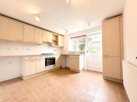 3 bedroom Semi-detached house to let in Chatsworth Avenue, Kettering, NN15