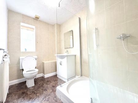 3 bedroom Semi-detached house to let in Chatsworth Avenue, Kettering, NN15