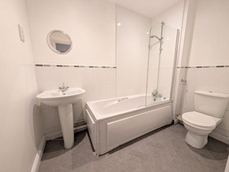 2 bedroom Flat to let in Wood Street, Kettering, NN16