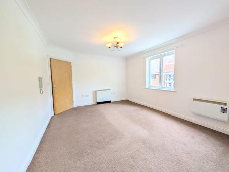 2 bedroom Flat to let in Wood Street, Kettering, NN16