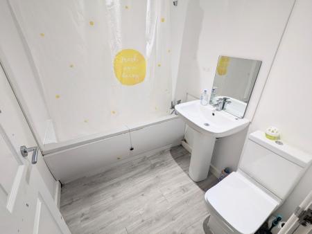 2 bedroom Flat to let in Station Road, Kettering