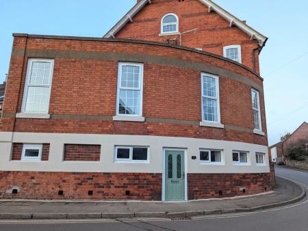 2 bedroom Flat to let in College Street, Irthlingborough, NN9