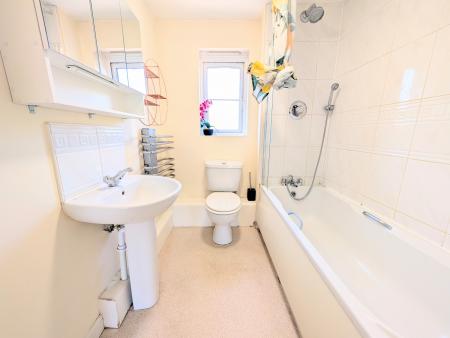 2 bedroom Flat to let in Abbots Way, Kettering, NN15