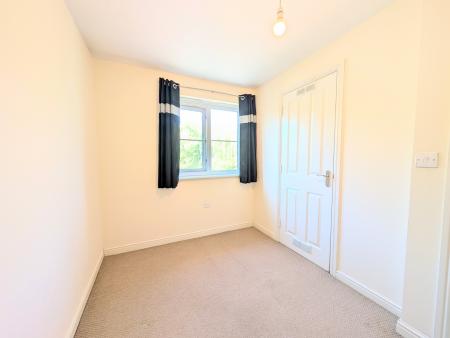 2 bedroom Flat to let in Abbots Way, Kettering, NN15