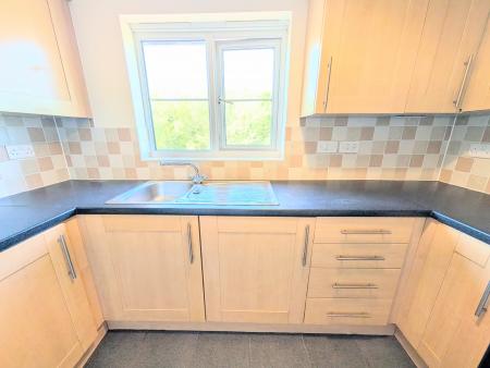 2 bedroom Flat to let in Abbots Way, Kettering, NN15