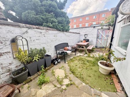 2 bedroom Terraced House to let in Green Lane, Kettering, NN16