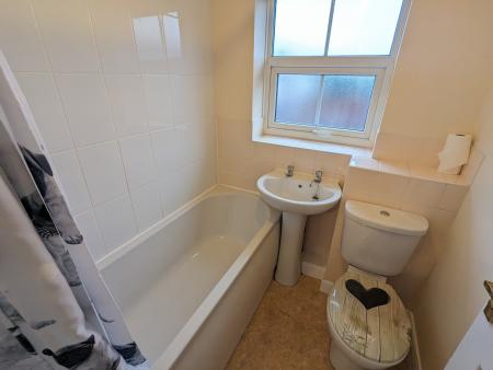 2 bedroom Terraced House to let in Regent Street, Kettering, NN16