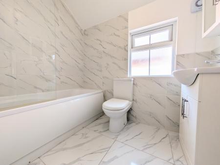 4 bedroom Terraced House to let in Regent Street, Kettering, NN16