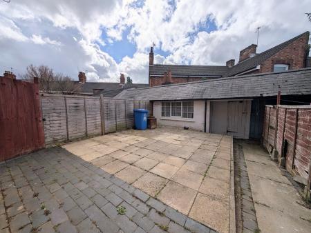4 bedroom Terraced House to let in Regent Street, Kettering, NN16
