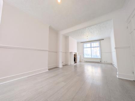 4 bedroom Terraced House to let in Regent Street, Kettering, NN16